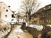 Krvavi most je srušen 1899. godine kada je izgrađena Tkalčićeva ulica  Najstariji zagrebački most bio je Pisani (šareni) most preko potoka Medveščak (današnja Tkalčićeva ulica). Na mostu su se već od 13. st. često vodili sukobi između biskupskog Kaptola i slobodnog kraljevskog grada Gradeca zbog stjecanja zemljišnih posjeda, odnosno oslobađanja od raznih nameta. U 17. je st. nakon jednog takvog oružanog sukoba do kojeg je došlo prilikom uređenja mosta, dobio nadimak Krvavi most.